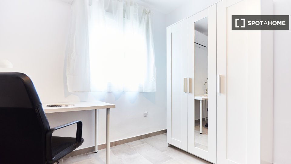 Double room Seville, 3 beds — photo 17