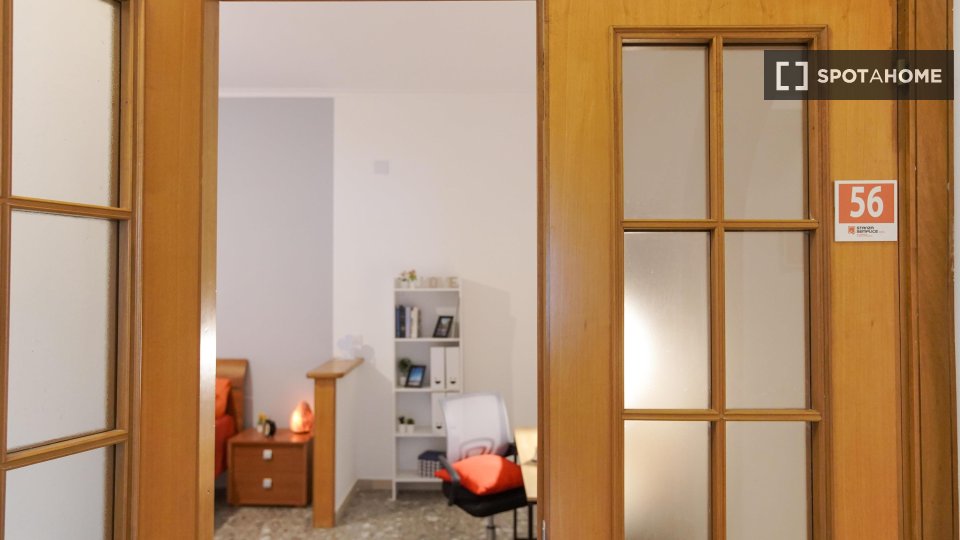 Camera in appartamento condiviso con 5 camere da letto a Pozzuoli. - a Napoli