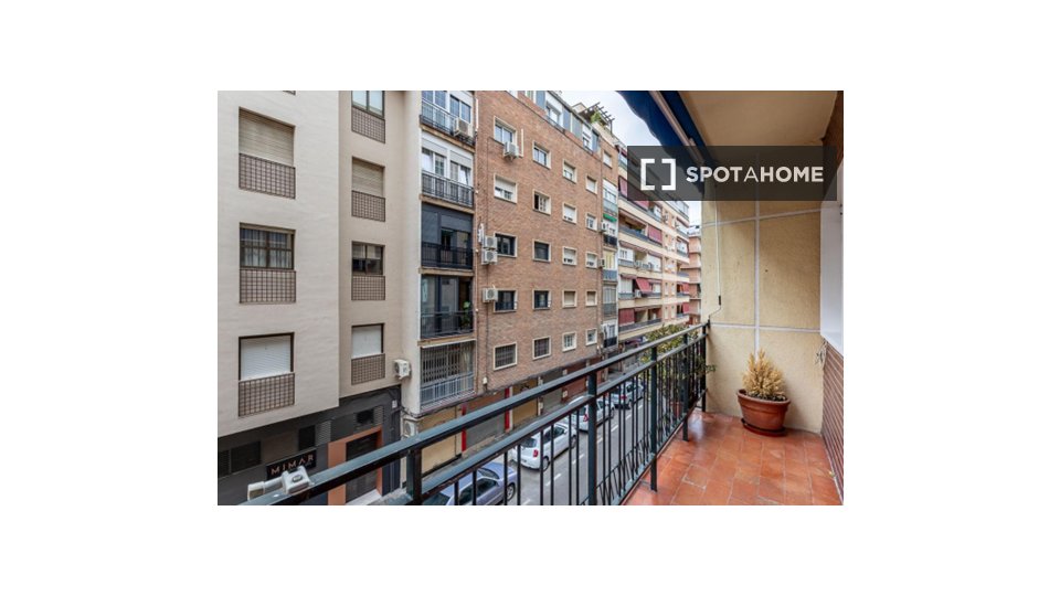 Double room Granada, 4 beds, 112m² — photo 2