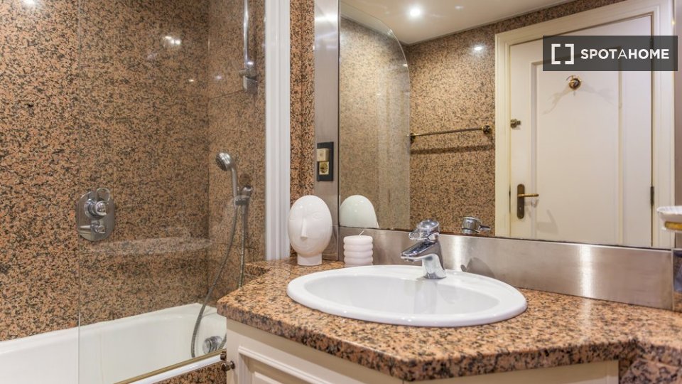 Double room Lisbon, 8 beds — photo 13