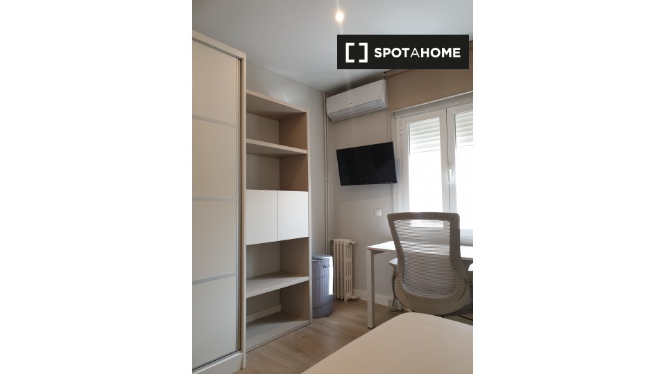 Double room Madrid, 3 beds, 80m² — photo 14