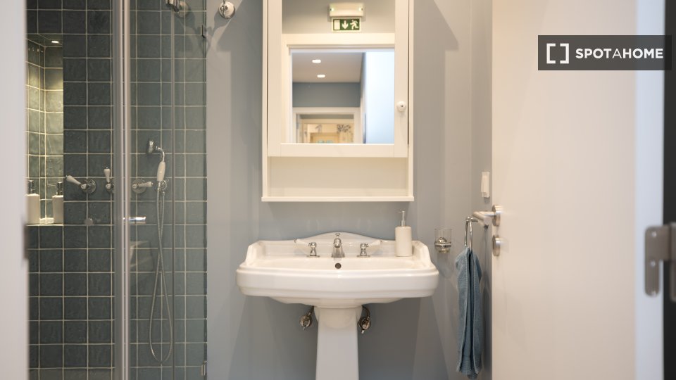 Apartment Lisbon, 2 beds, 85m² — photo 11