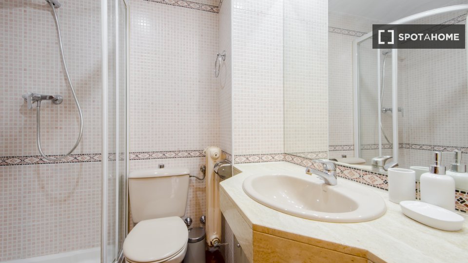 Double room Madrid, 7 beds — photo 17
