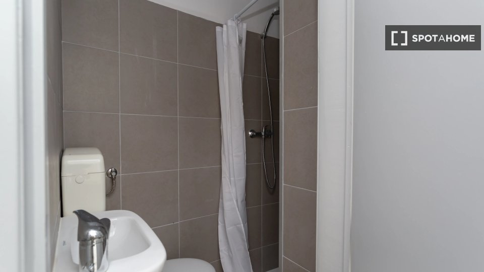 Double room Lisbon, 5 beds — photo 10