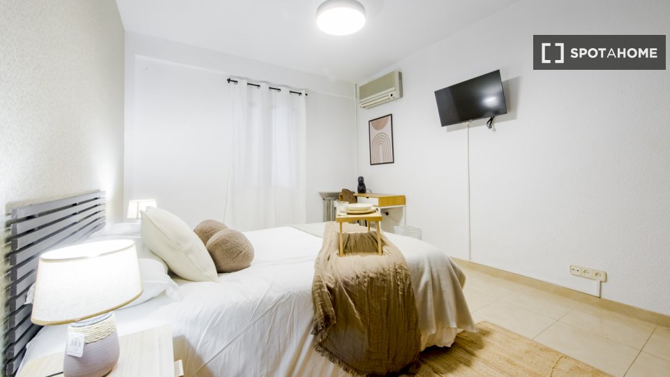 Stanza in un appartamento condiviso con 7 camere da letto in affitto a Pacífico, Madrid. - in Madrid