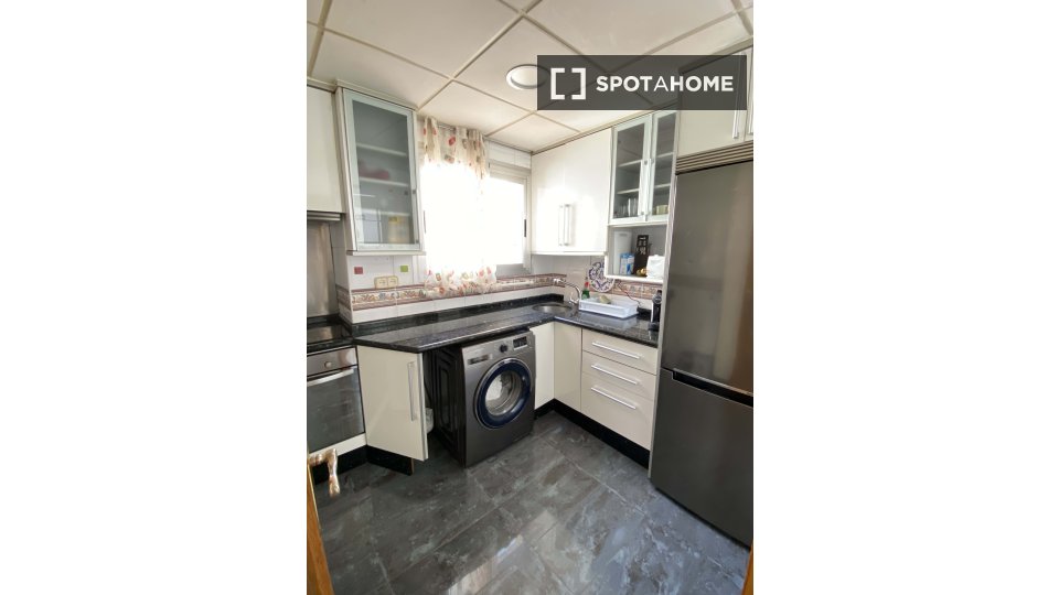 Double room Valencia, 3 beds, 80m² — photo 3