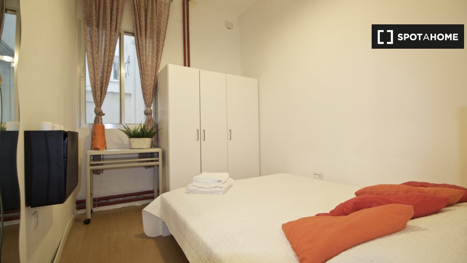 Double room Madrid, 7 beds, 160m² — photo 2