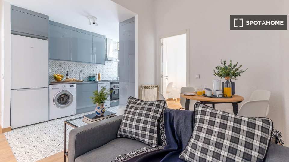 Camera in un appartamento condiviso con 4 camere da letto a Berruguete, Madrid - a Madrid