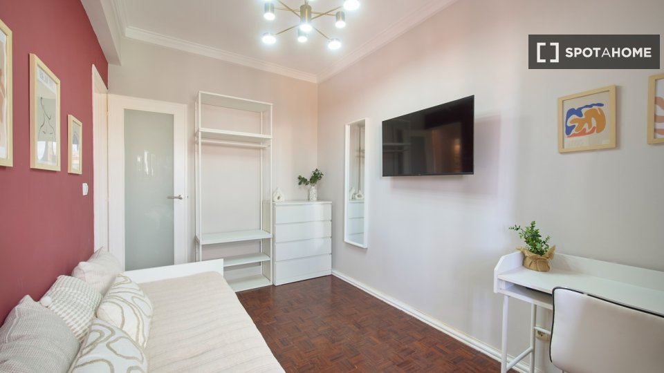 Double room Lisbon, 4 beds — photo 14