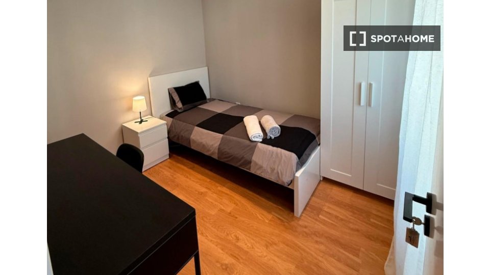 Double room Lisbon, 3 beds, 40m² — photo 4