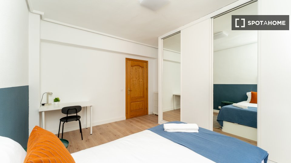 Double room Madrid, 5 beds — photo 3