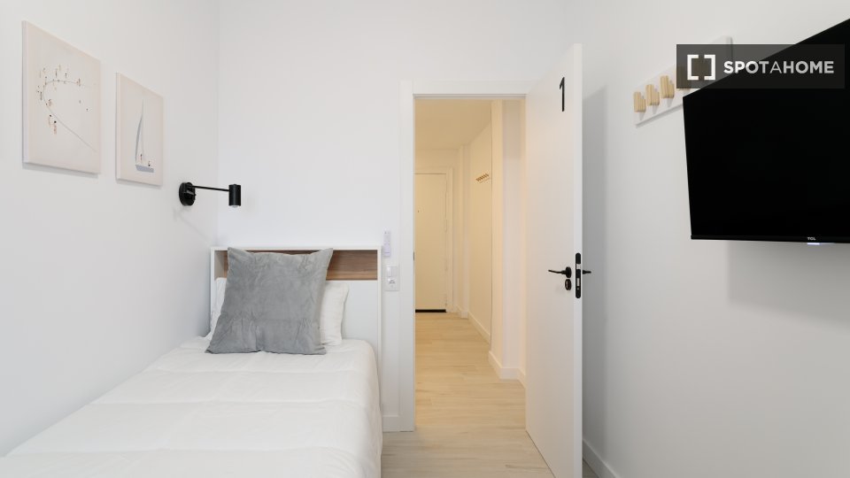 Habitación en piso compartido de 5 habitaciones en Alicante