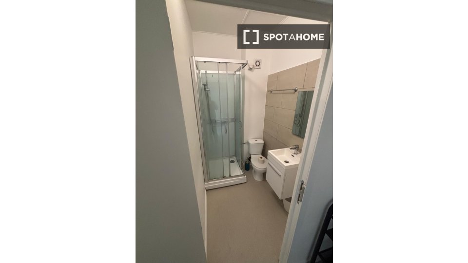 Double room Brussels, 5 beds, 14m² — photo 30