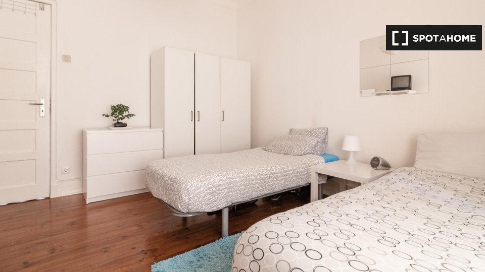 Double room Lisbon, 5 beds — photo 18