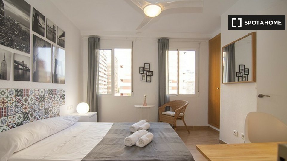 Double room Valencia, 3 beds, 90m² — photo 1