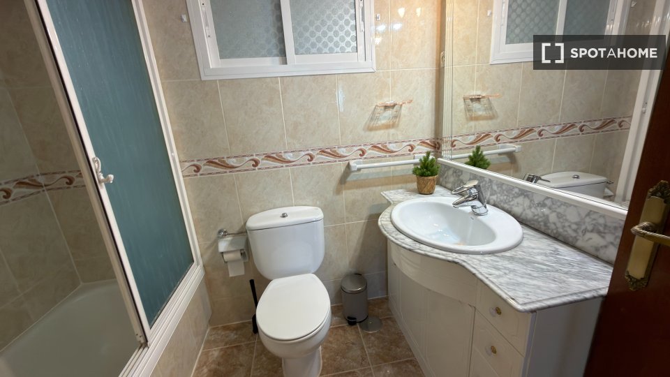 Double room Madrid, 7 beds, 140m² — photo 6