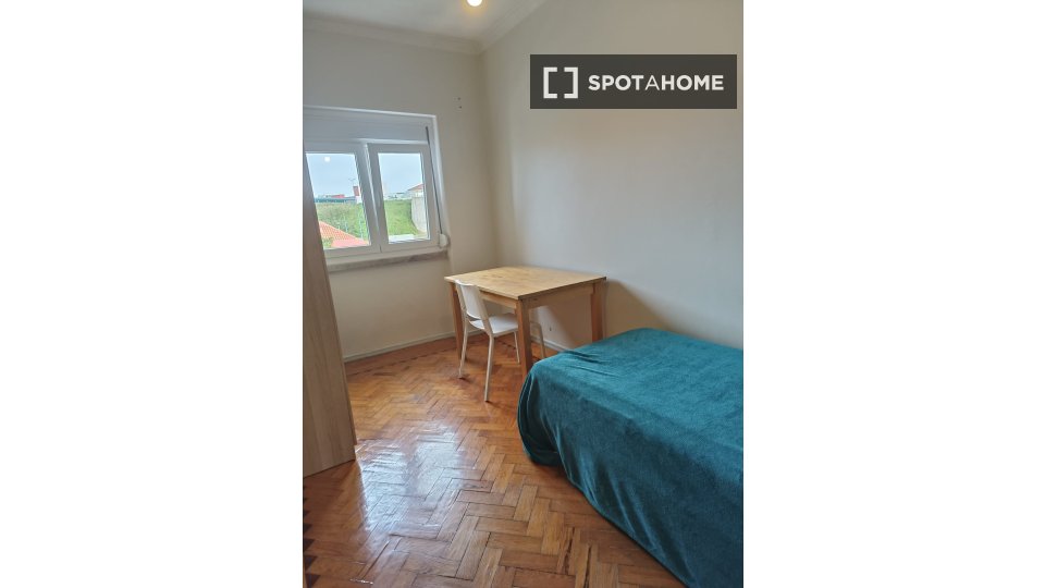 Double room Lisbon, 3 beds — photo 18