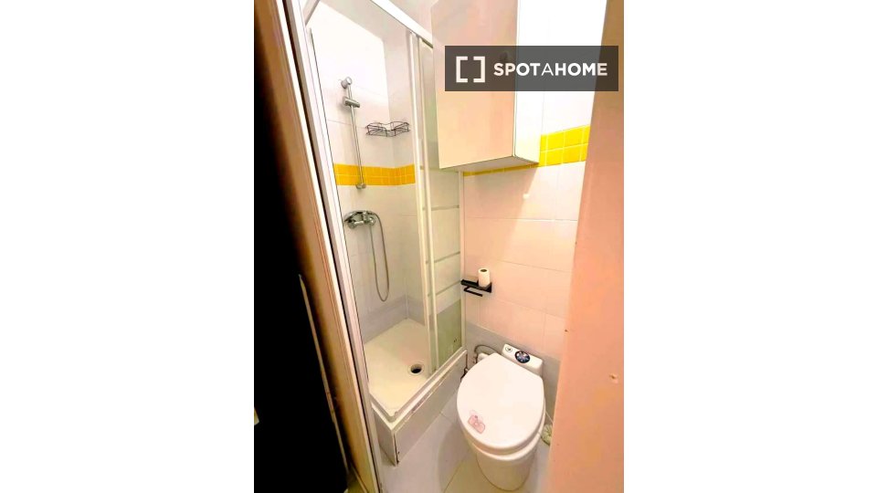 Double room Paris, 3 beds, 14m² — photo 1