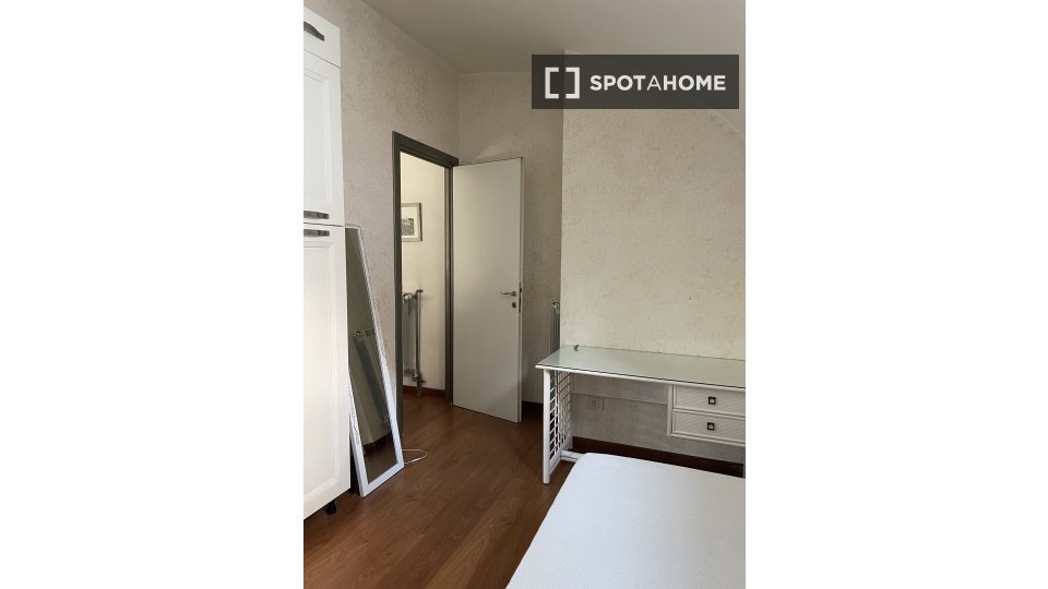 Double room Rome, 3 beds, 80m² — photo 4