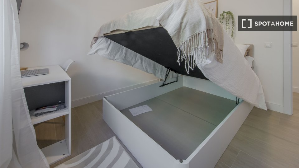Double room Madrid, 9 beds, 200m² — photo 2