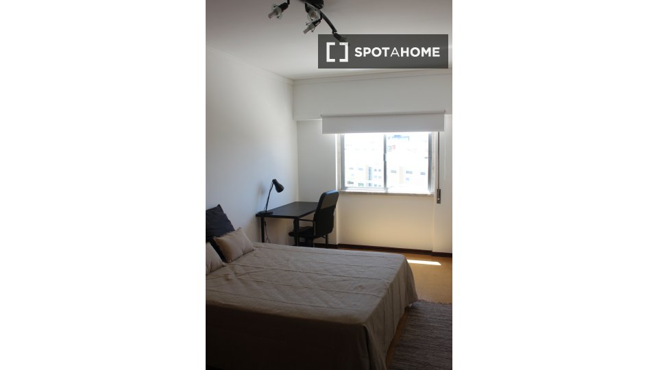 Double room Lisbon, 3 beds, 120m² — photo 9
