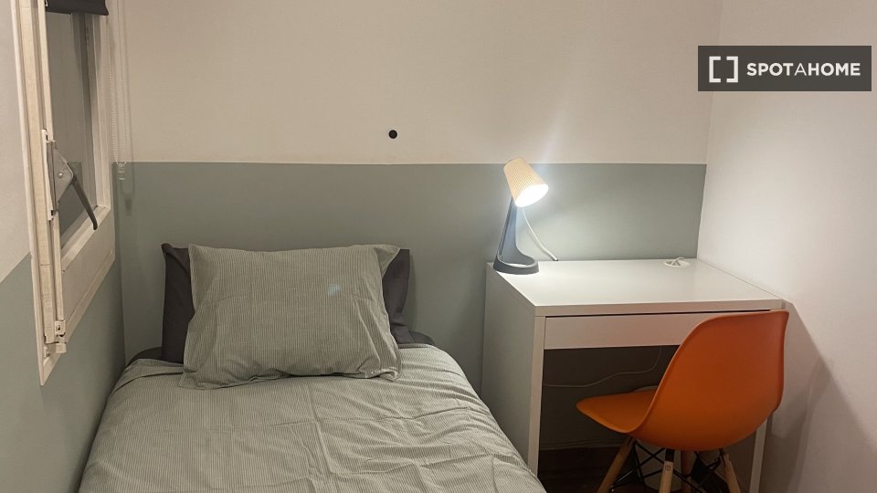 Double room Barcelona, 3 beds, 55m² — photo 1