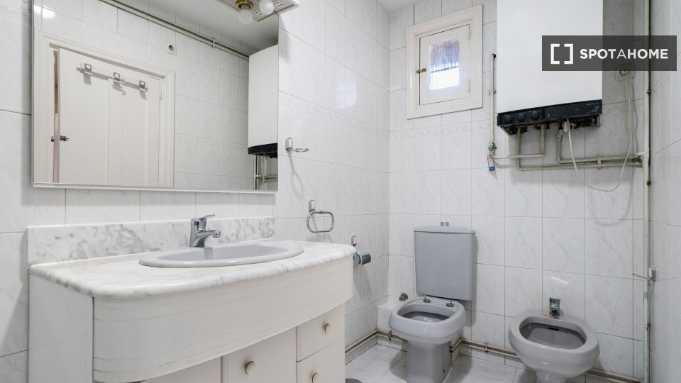 Double room Madrid, 5 beds, 102m² — photo 2