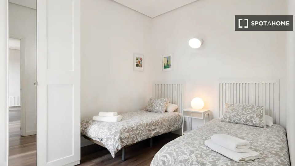 Double room Madrid, 3 beds — photo 2
