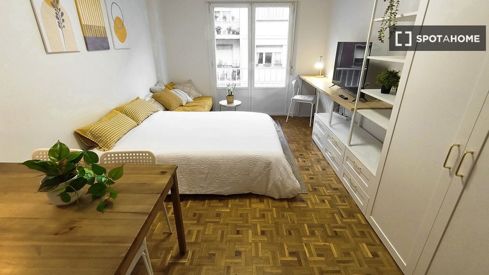 Habitación en piso compartido de 5 habitaciones, Milagrosa-Arrosadia