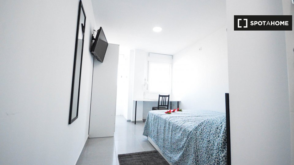 Room for rent in 4-bedroom apartment in Valencia - in Valencia