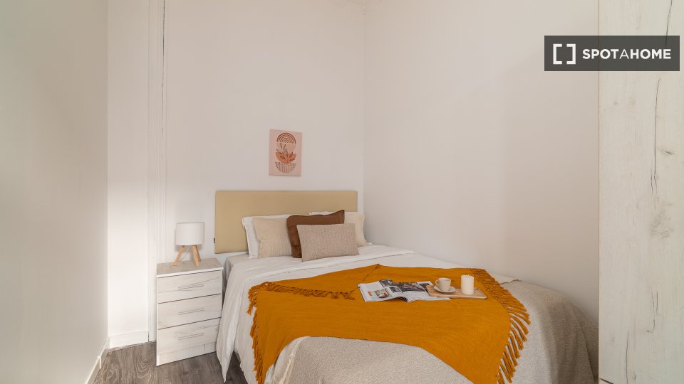 Double room Barcelona, 7 beds, 121m² — photo 9