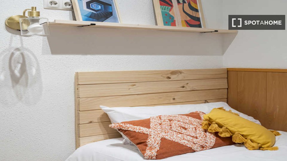 Double room Madrid, 3 beds — photo 47