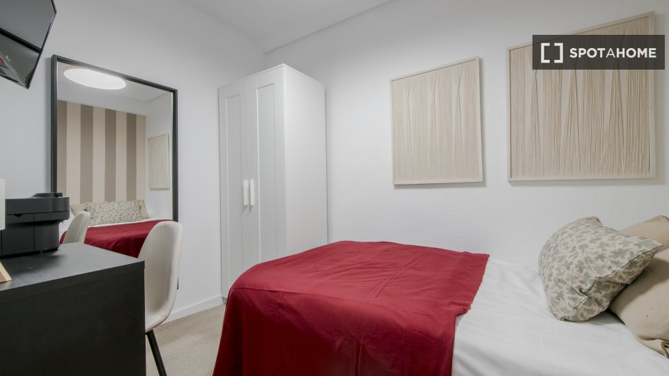Double room Madrid, 5 beds — photo 3