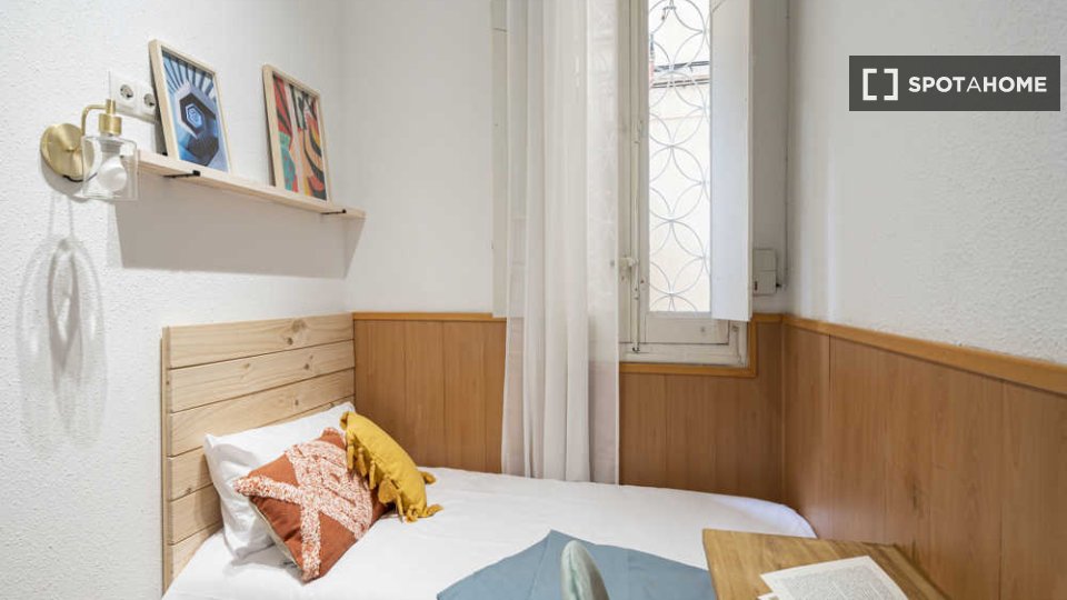 Double room Madrid, 3 beds — photo 36