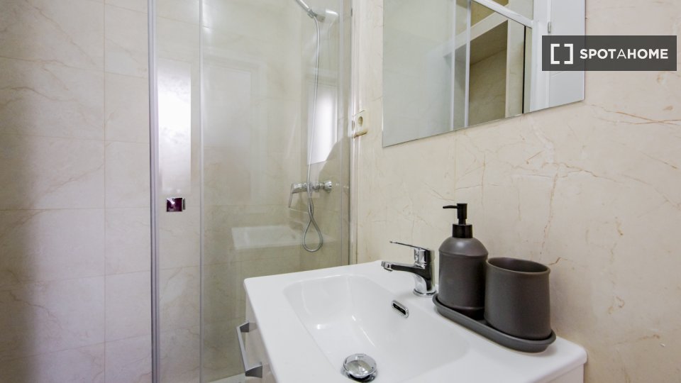 Double room Madrid, 7 beds, 113m² — photo 10