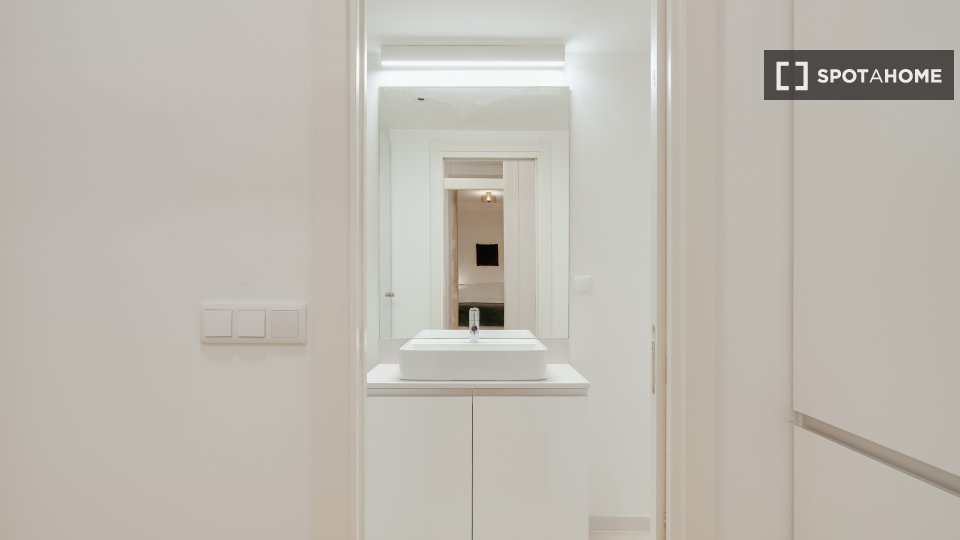 Apartment Lisbon, 2 beds, 75m² — photo 18