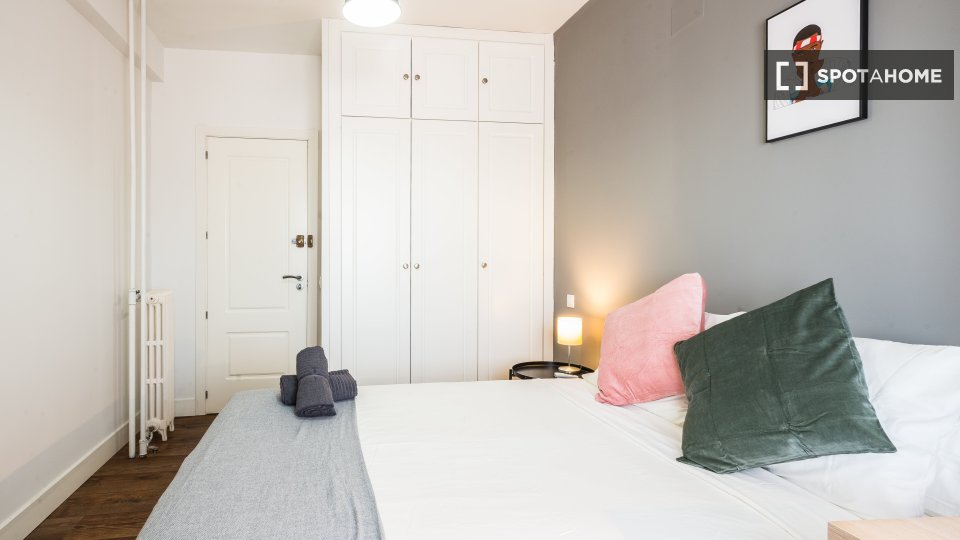 Double room Madrid, 5 beds, 98m² — photo 3