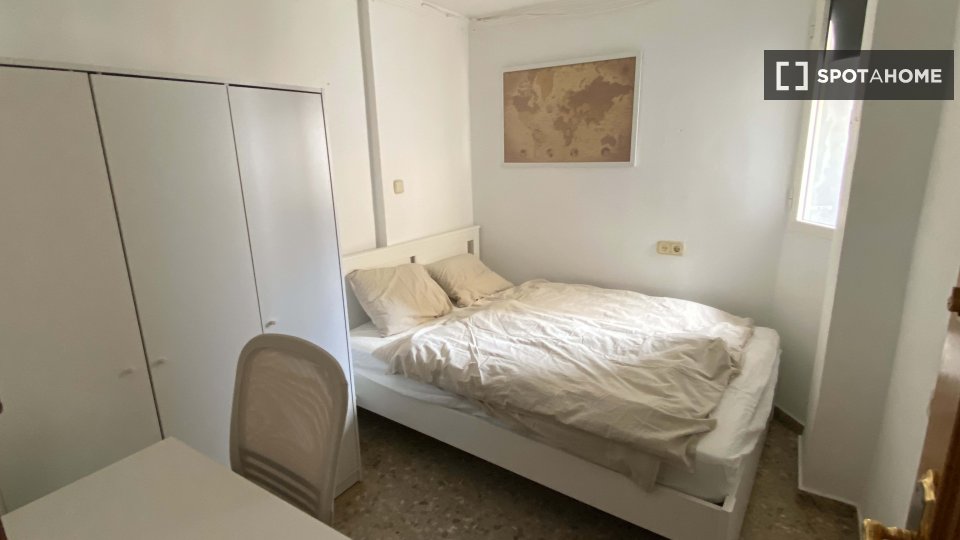 Double room Valencia, 3 beds, 80m² — photo 1
