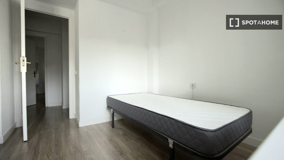 Double room Madrid, 3 beds — photo 2