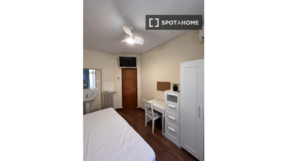 Double room Madrid, 8 beds, 275m² — photo 4