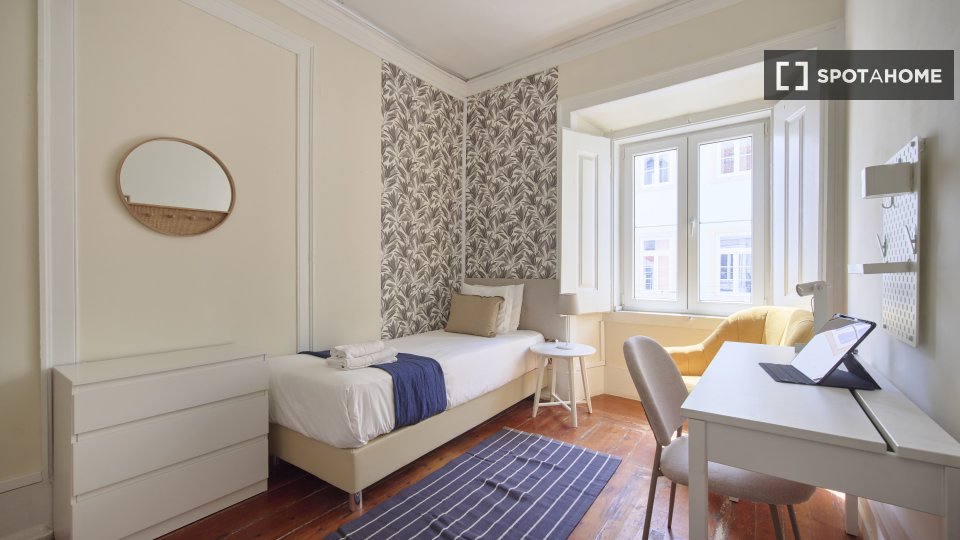 Double room Lisbon, 3 beds — photo 17