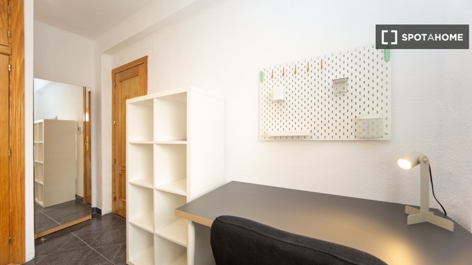 Double room Granada, 3 beds, 75m² — photo 18