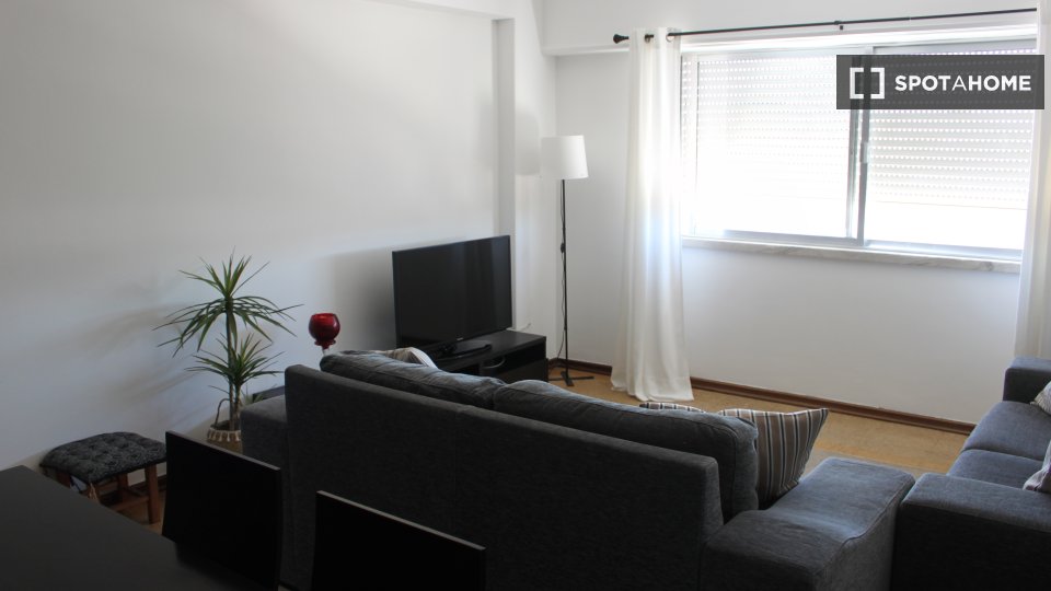 Double room Lisbon, 3 beds, 120m² — photo 1