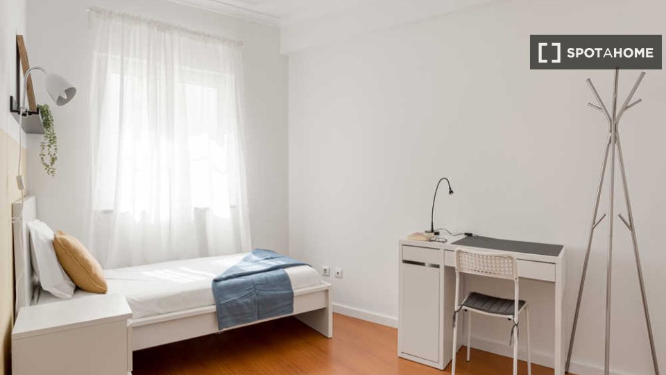 Double room Lisbon, 5 beds — photo 42