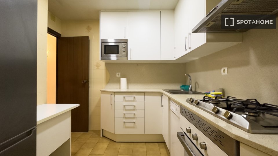 Apartment Barcelona, 4 beds, 75m² — photo 5