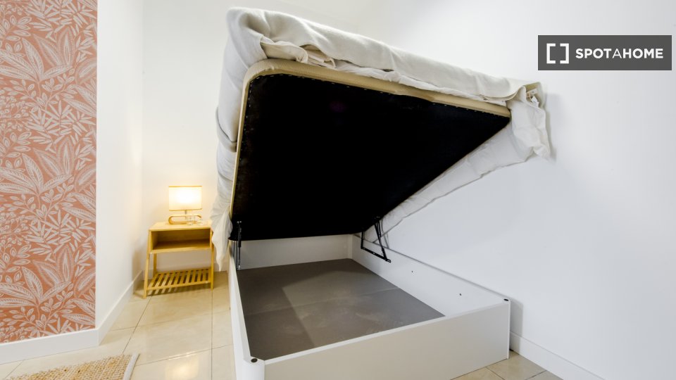 Double room Madrid, 7 beds, 113m² — photo 3