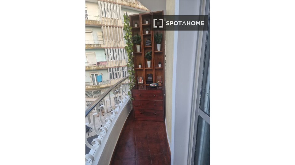Double room Lisbon, 3 beds — photo 11