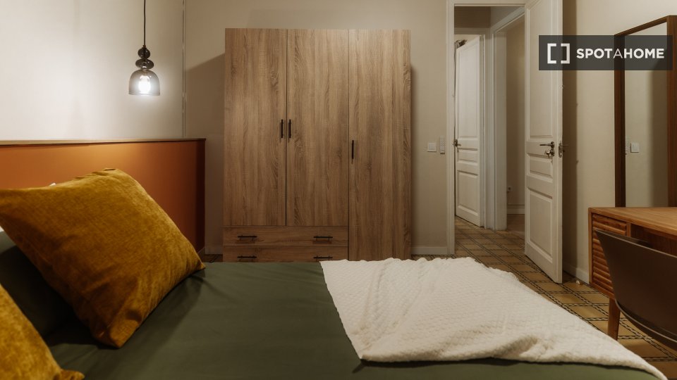 Double room Barcelona, 3 beds, 90m² — photo 7