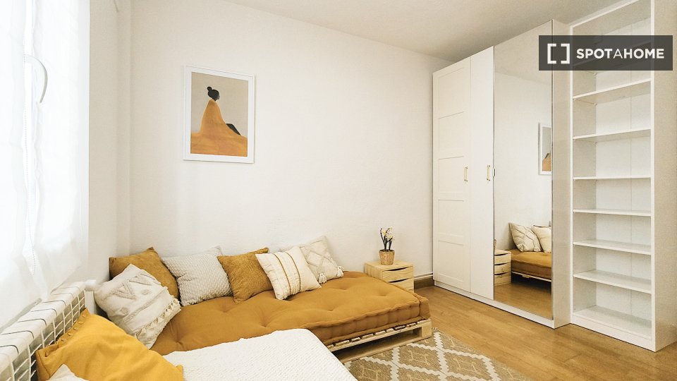 Double room Pamplona, 5 beds, 124m² — photo 2