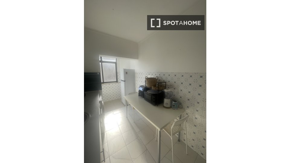 Double room Lisbon, 2 beds — photo 25